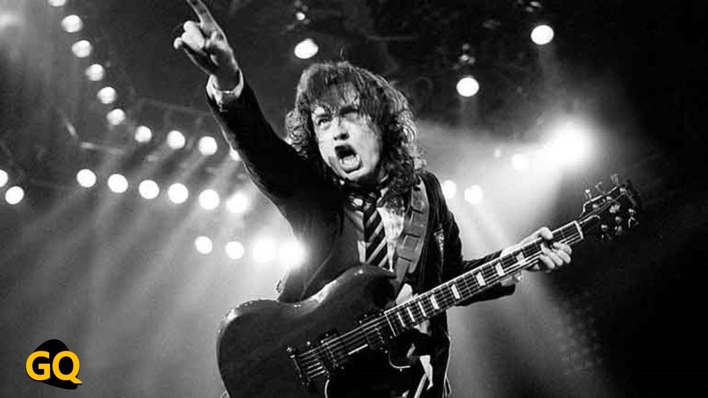 Angus Young con una Gibson SG Standard.