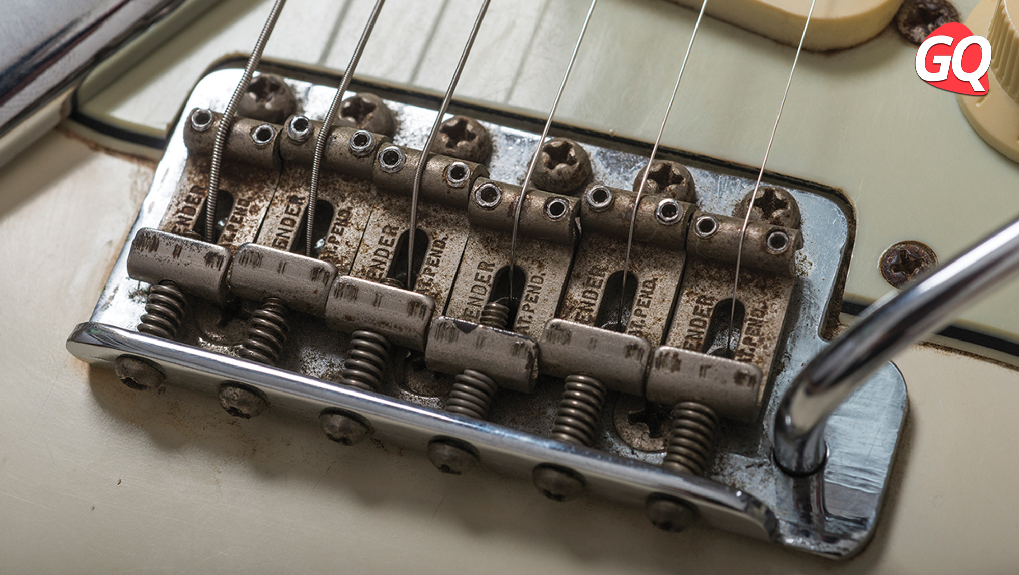 Stratocaster 안장의 차이점: 빈티지 또는 블록 안장
