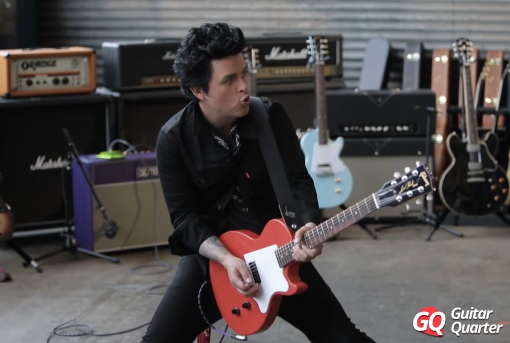 Billie Joe Armstrong, guitarrista y líder de la banda de Punk Rock Green Day, con su Gibson Les Paul Junior Billie Joe Armstrong Signature.