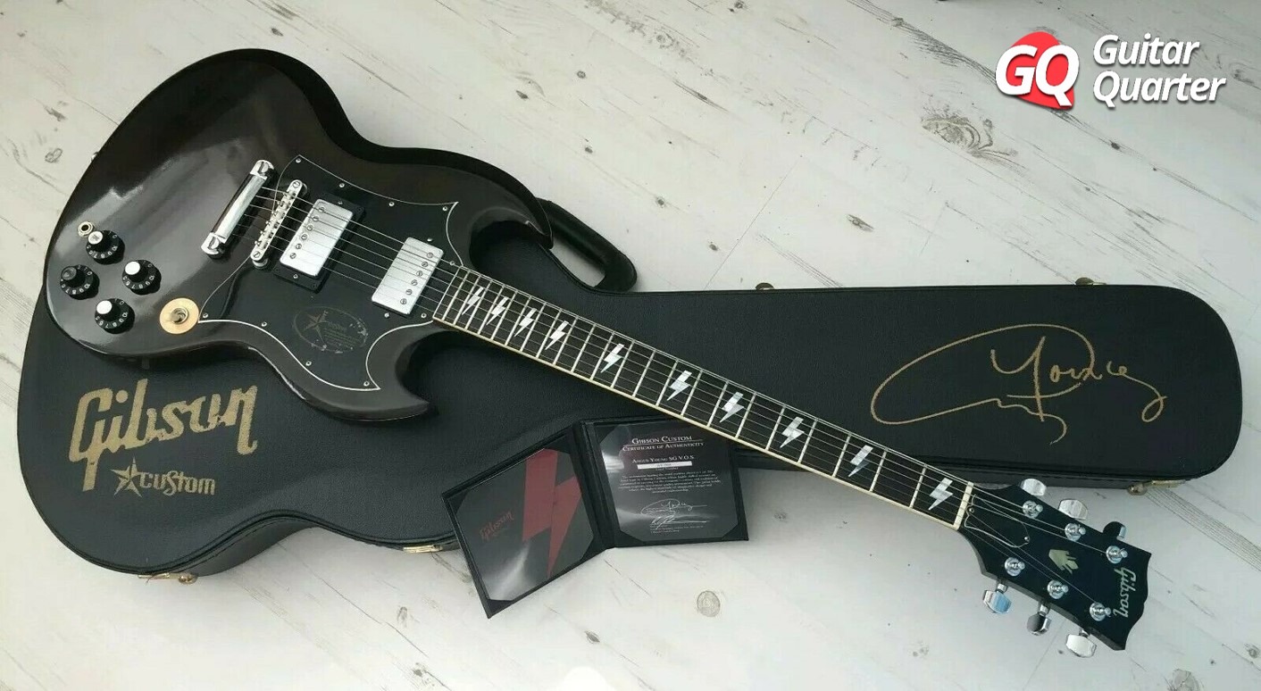 Гитара янга. Gibson SG Angus young vos Custom shop 2009. Gibson SG Angus young Signature. Angus young 2009 SG Gibson. Gibson SG Angus young vos Custom.