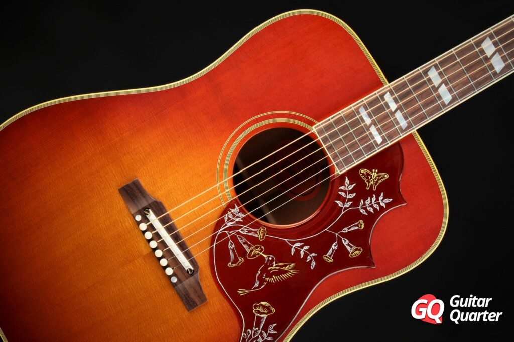 조정 가능한 새들이 있는 훌륭한 Gibson Montana 1960 Hummingbird Heritage Cherry Sunburst, 세계에서 가장 인기 있는 어쿠스틱 기타 중 하나입니다.