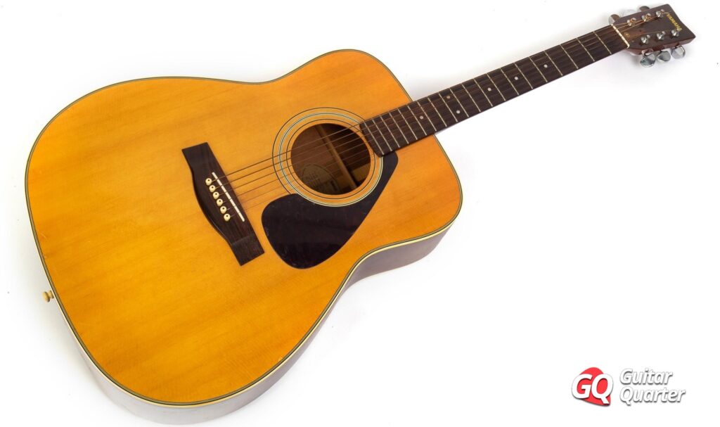 Yamaha FG335, uma excelente guitarra laminada barata com boa qualidade de construção e som.